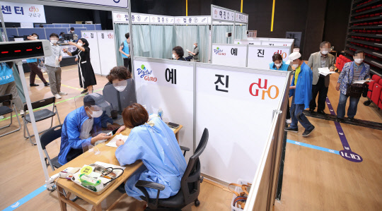3일 오전 서울 구로구 오류아트홀에 마련된 접종센터에서 백신 접종 및 예진 등이 진행되고 있다. 연합뉴스